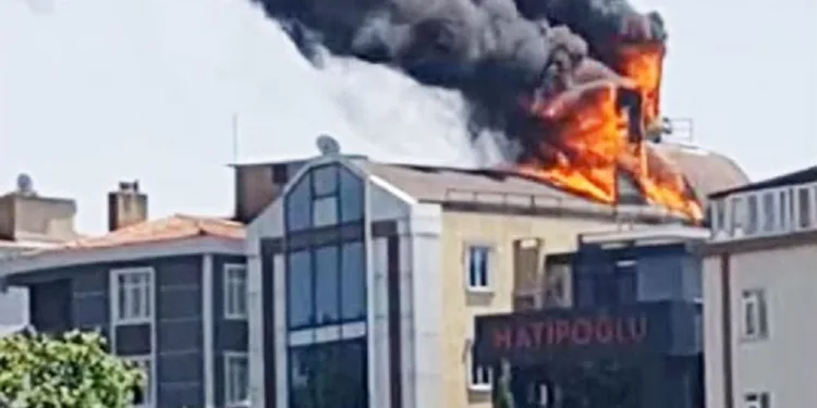 İstanbul’da 7 katlı binanın çatı katından alevler yükseldi