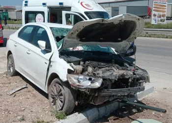 Amasya’da otomobil yol kenarındaki tezgaha daldı: 1 ölü
