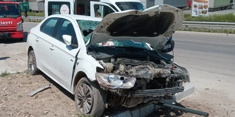 Amasya’da otomobil yol kenarındaki tezgaha daldı: 1 ölü