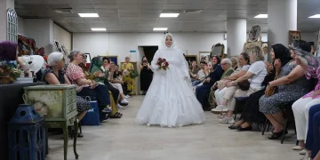 Evlendikten 33 yıl sonra ilk kez gelinlik giydi
