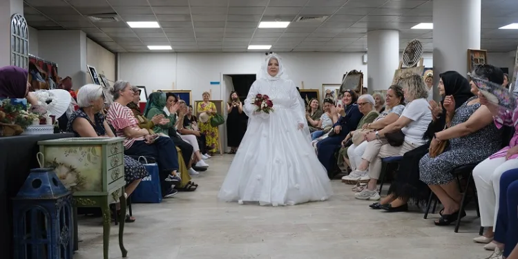 Evlendikten 33 yıl sonra ilk kez gelinlik giydi