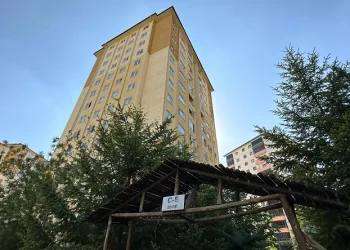 Baba, eşini ve kızını öldürdü