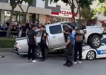 Adana’da kamyonet polis aracının üzerine uçtu
