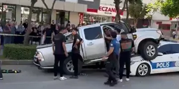 Adana’da kamyonet polis aracının üzerine uçtu