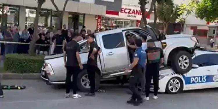 Adana’da kamyonet polis aracının üzerine uçtu
