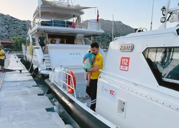 Özel teknede yaralanan çocuğa tıbbi tahliye