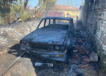 Kuru ot yangını bir otomobili küle çevirdi