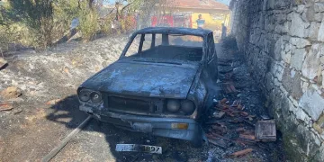 Kuru ot yangını bir otomobili küle çevirdi