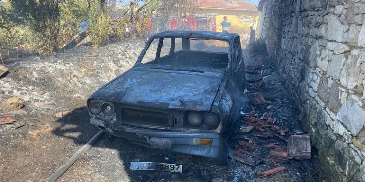 Kuru ot yangını bir otomobili küle çevirdi