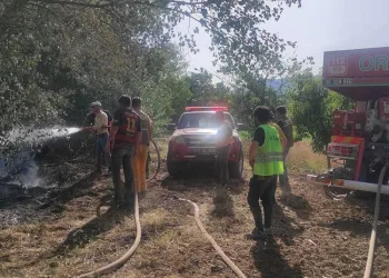 Nehir kenarında çıkan yangın kısa sürede söndürüldü