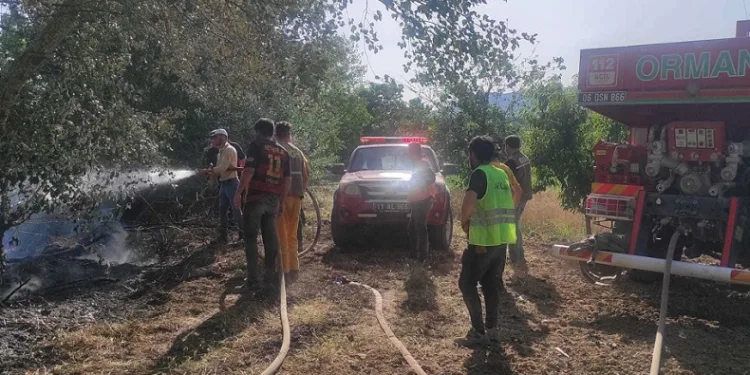 Nehir kenarında çıkan yangın kısa sürede söndürüldü