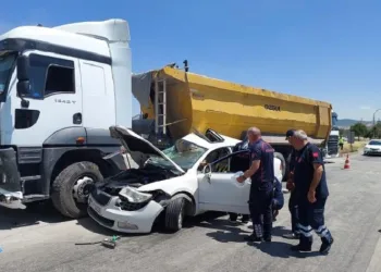Otomobil ile kamyon çarpıştı