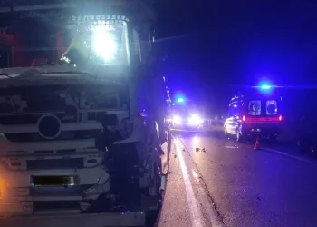Tır ile çarpışan motosiklet sürücüsü hayatını kaybetti