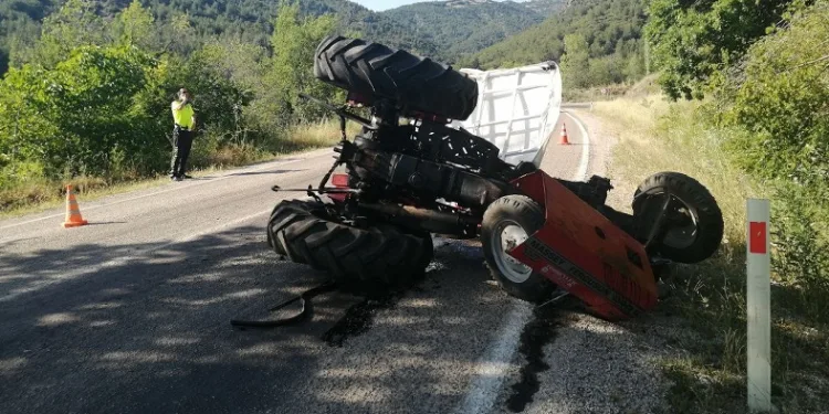 Traktör devrildi: 1 yaralı