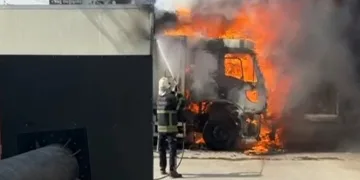 Park halindeki tır alev aldı, kısa sürede kullanılamaz hale geldi