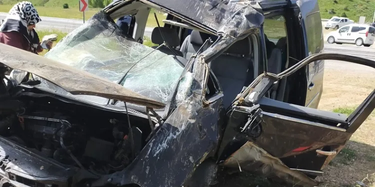 Hafif ticari araç devrilmiş o anlar kameraya yansımıştı, ölü sayısı ikiye yükseldi