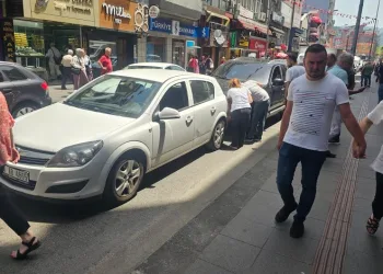 İki otomobil çarpıştı