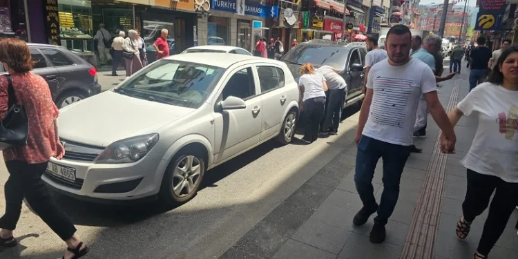 İki otomobil çarpıştı