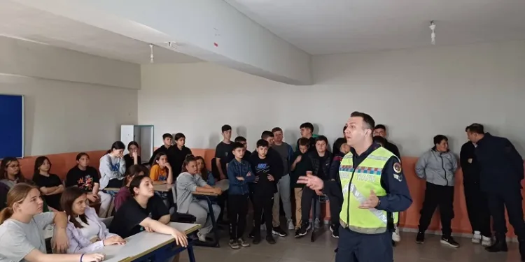 Jandarma ekiplerinden öğrencilere trafik kuralları eğitimi