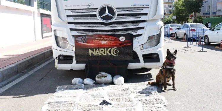 Batman’da durdurulan tırda hassas burunlu narkotik köpeği tarafından uyuşturucu bulundu