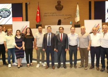 Spor Şenlikleri’nde görev alanlara teşekkür plaketi