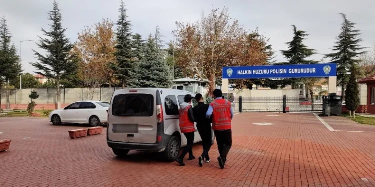 Kendisini banka görevlisi olarak tanıtıp vatandaşı 100 bin TL dolandırmıştı, tutuklandı