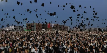 Adıyaman Üniversitesi’nde mezuniyet coşkusu yaşandı