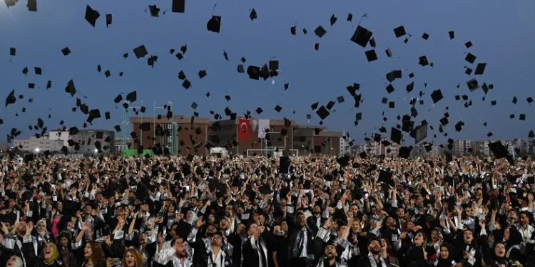 Adıyaman Üniversitesi’nde mezuniyet coşkusu yaşandı