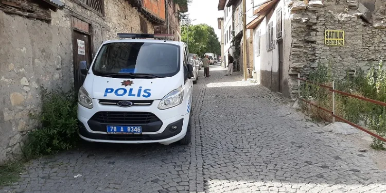 106 yaşındaki kadın bahçede ölü bulundu