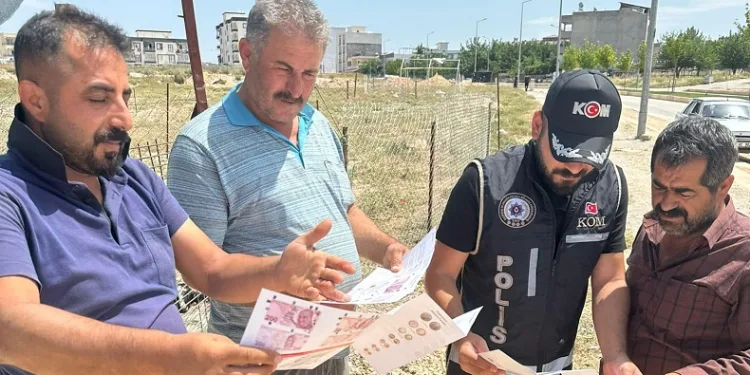 Polis ekiplerinden kurban pazarında sahte para uyarısı