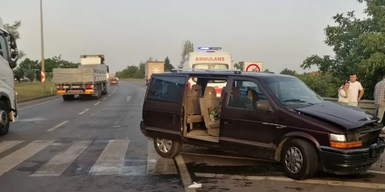 Konya’da tır otomobile çarptı