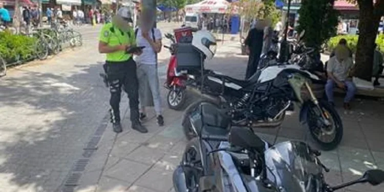 Yaya alanlarına giren 43 motosiklet ve motorlu bisiklet sürücüsüne ceza yazıldı