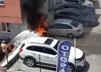 Park halindeki otomobil alev alev yandı