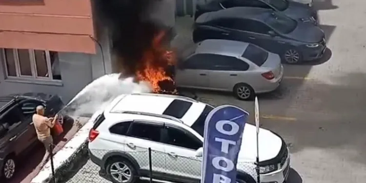 Park halindeki otomobil alev alev yandı