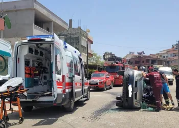 Otomobille hafif ticari araç çarpıştı