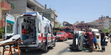 Otomobille hafif ticari araç çarpıştı