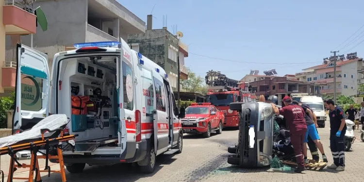 Otomobille hafif ticari araç çarpıştı