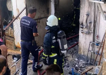 Depoda çıkan yangın eve sıçrar sıçramaz söndürüldü