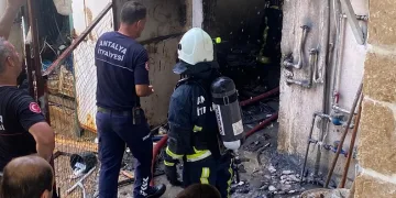 Depoda çıkan yangın eve sıçrar sıçramaz söndürüldü