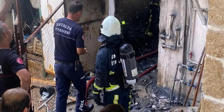 Depoda çıkan yangın eve sıçrar sıçramaz söndürüldü