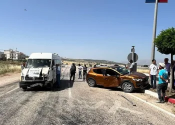 Gölbaşı ilçesinde otomobil ile minibüs çarpıştı