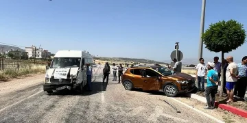 Gölbaşı ilçesinde otomobil ile minibüs çarpıştı
