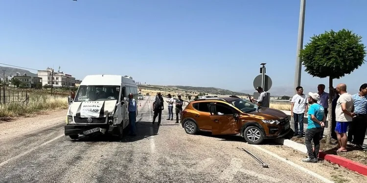 Gölbaşı ilçesinde otomobil ile minibüs çarpıştı