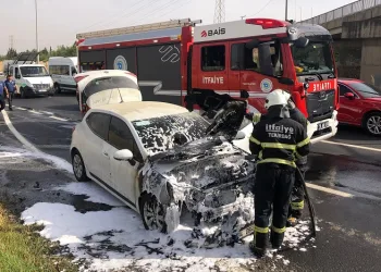 Bayram ziyareti için yola çıktığı araç alev aldı