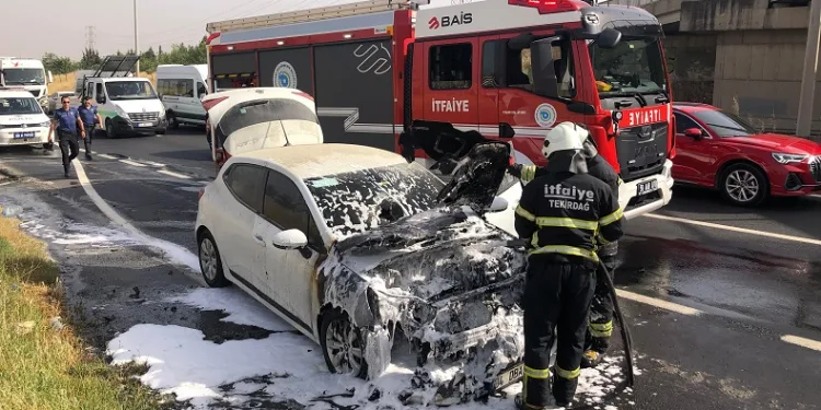 Bayram ziyareti için yola çıktığı araç alev aldı