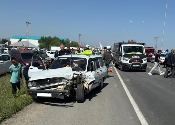 Ağrı’da iki otomobil çarpıştı: 4 yaralı