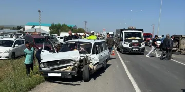 Ağrı’da iki otomobil çarpıştı: 4 yaralı