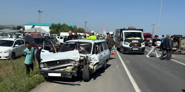 Ağrı’da iki otomobil çarpıştı: 4 yaralı
