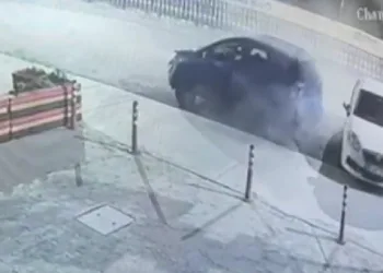 Park halindeki otomobile çarpıp kaçtı