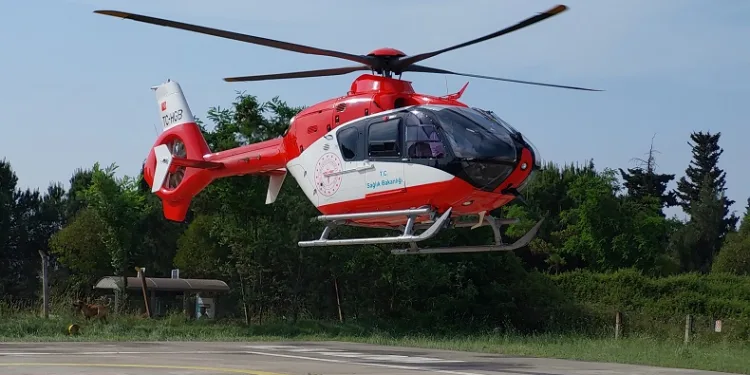 Ambulans helikopterler erken doğum riski olan genç kadın için havalandı
